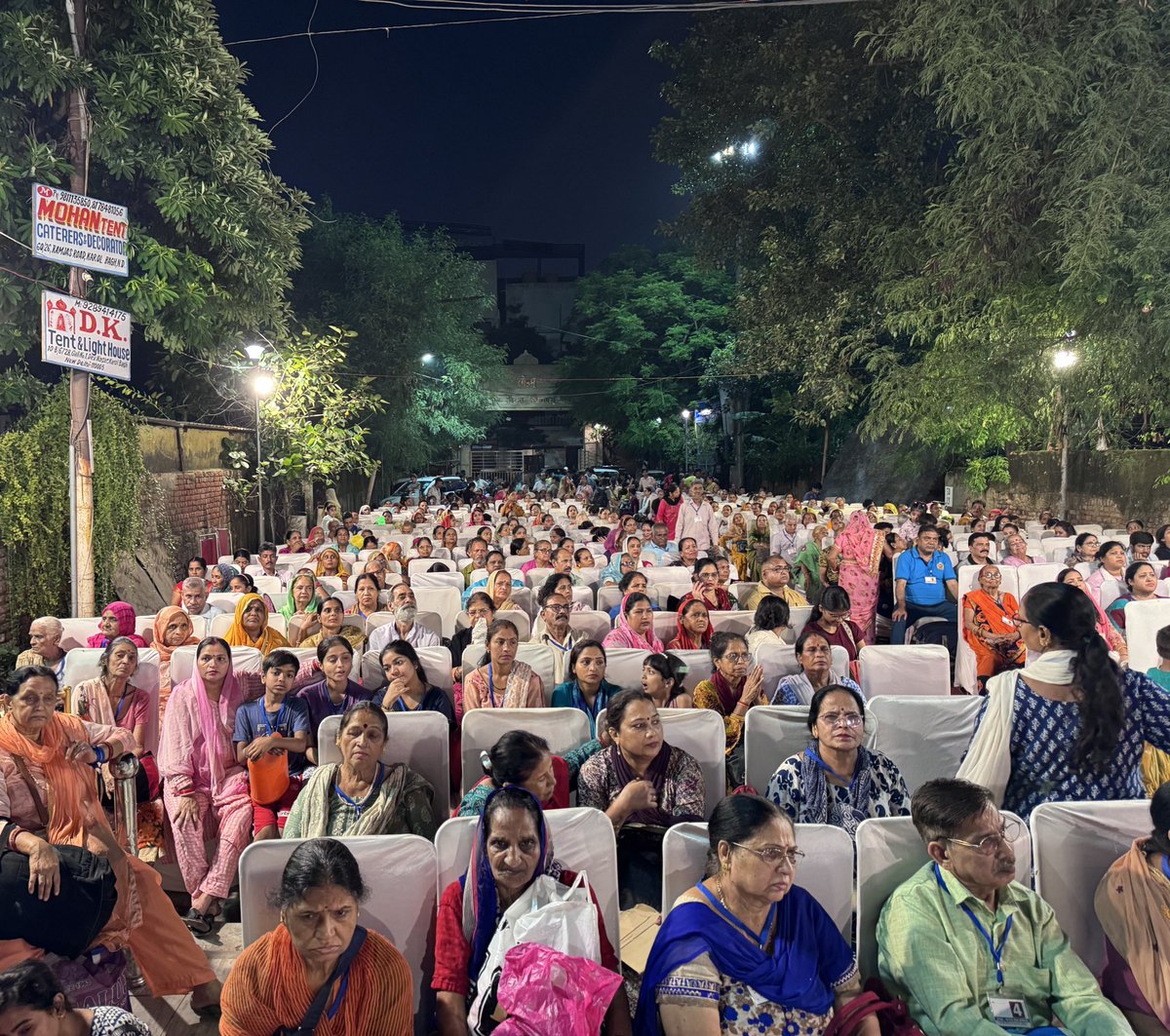 iamVisheshravi's tweet photo. गंगा मैया की जय।

15 बसों और 800 बुजुर्गों के साथ हरिद्वार के लिए प्रस्थान किया।

श्रद्धेय गुरुजी श्री के सी रवि जी के सानिध्य में "11वा बुजुर्गों को हरिद्वार दर्शन एवं गंगा स्नान कार्यक्रम" https://t.co/dq9xiakkZs