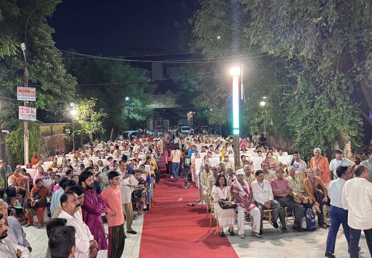 iamVisheshravi's tweet photo. गंगा मैया की जय।

15 बसों और 800 बुजुर्गों के साथ हरिद्वार के लिए प्रस्थान किया।

श्रद्धेय गुरुजी श्री के सी रवि जी के सानिध्य में "11वा बुजुर्गों को हरिद्वार दर्शन एवं गंगा स्नान कार्यक्रम" https://t.co/dq9xiakkZs
