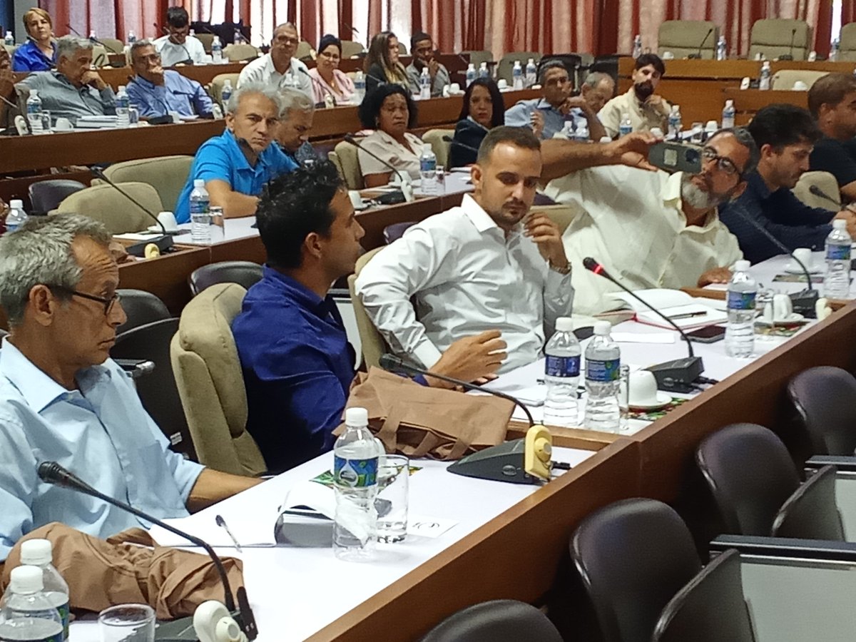 El intercambio entre los actores económicos y la empresa Cubacafé fue emotivo y respetuoso. Escuchando propuestas que pudieran beneficiar la economía nacional y la industria.