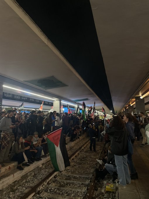 Grev kararının ardından İtalyanlar, Sumud Filosu'na destek olmak ve hükümetin tavrını protesto etmek için Napoli'de tren raylarını kuşattı.

#GlobalSumudFlotilla