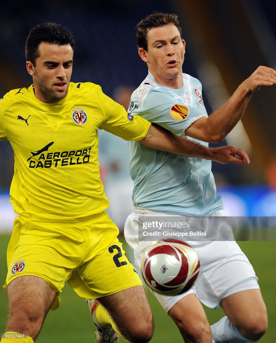 Giuseppe Rossi 🇮🇹🇺🇸 of <a href="/VillarrealCF/">Villarreal CF</a>  and Stephan Lichtsteiner 🇨🇭 #Lazio challenge for the ball during the #UEFA Europa League group G match at Olimpico Stadium on October 22, 2009 in Rome, Italy | #22ottobre | #LazioNostalgia