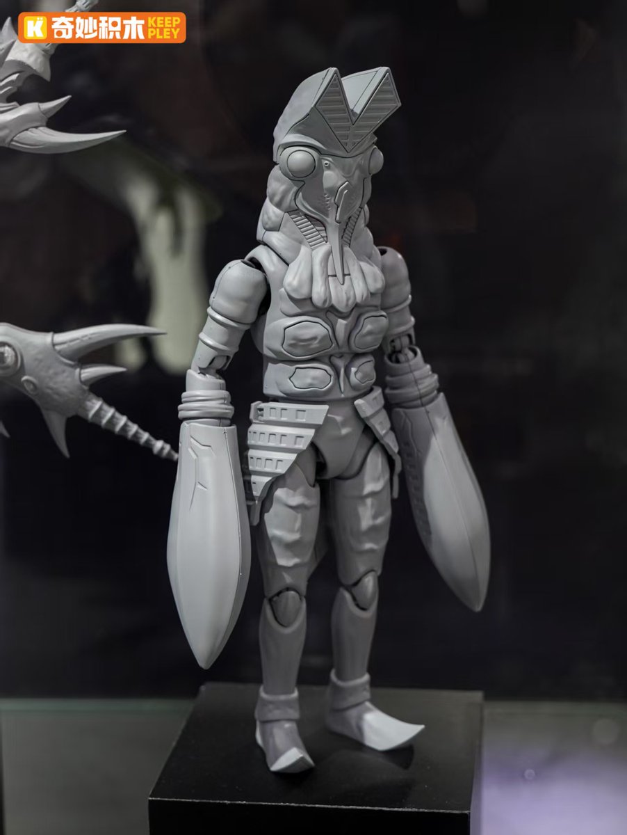 バルタン 同シリーズのグリーザ（最終形態）、バルタン星人も同時展示中！