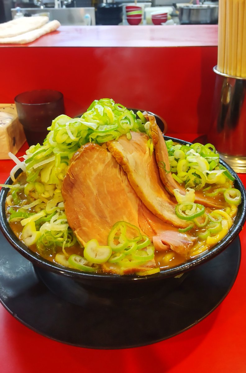 Surf09230428's tweet image. 王道家直系 家系ラーメン 熊田家さん🐻
野菜ラーメン　野菜増し
チャーシュー増し　薬味ネギ
二郎系にも負けないビジュアル🐻
二郎系にも負けないボリューム🐻
二郎系にも負けないキレイな盛り付け🐻
久しぶりの醤油も濃厚で最高🐻
美味しかったです😋ご馳走様でした🙇
#つくばみらい市 
#熊田家