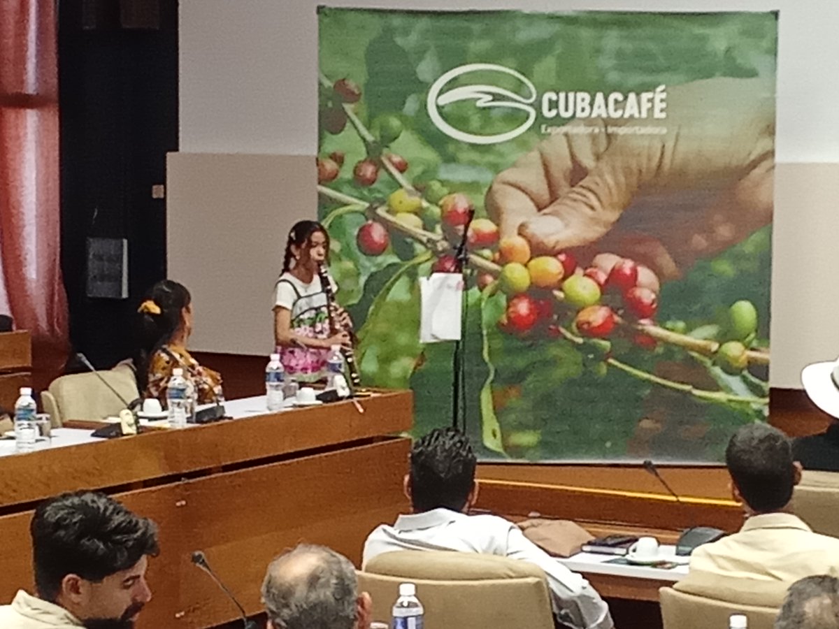 El inicio del evento estuvo amenizado por una joven clarinetista que nos conmovió de emociones.
#CubacaféNoSeDetiene.