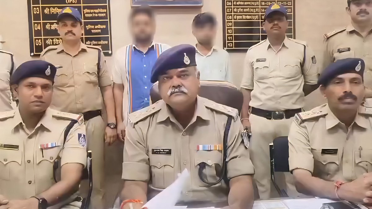 SP_RATLAM_MP's tweet image. थाना औ.क्षे. जावरा पुलिस द्वारा 292 किलो 160 ग्राम अवैध मादक पदार्थ डोडाचूरा (कीमत ₹2.92 लाख), 1 चोरी की हुंडई अल्काजार कार (कीमत ₹20 लाख), फर्जी नंबर प्लेट व 4 मोबाइल जप्त कर 2 तस्करों को किया गिरफ्तार।
facebook.com/share/p/1YpqJw…
@CMMadhyaPradesh
@mohdept
@DGP_MP
@MPPoliceDeptt