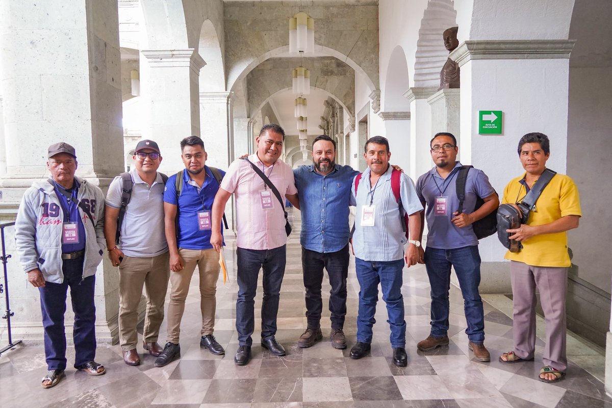 jesusromerooax's tweet photo. Me dio mucho gusto saludar al presidente municipal de Zacatepec Mixes, Huberto Santos Ramírez, y a parte de su equipo de trabajo. https://t.co/7ALeoAQfe1