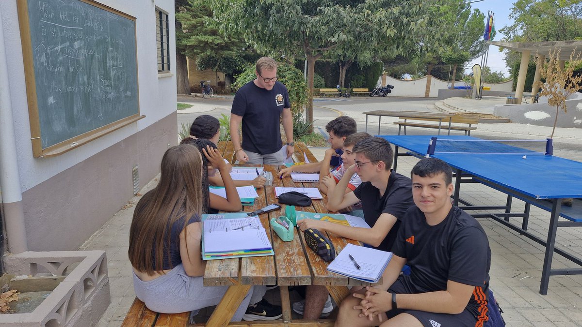 El importsnte trabajo de lus auxiliares de conversación en un centro plurilingüe... Ante la falta de acuerdo entre <a href="/educaciongob/">Ministerio de Educación, FP y Deportes</a> y <a href="/EducaAnd/">Consejería Desarrollo Educativo y FP</a> para proveer de auxiliares, el <a href="/iesalbayzin/">IES Albayzín</a> ha iniciado su propio programa con auxiliares Erasmus de Lengua alemana