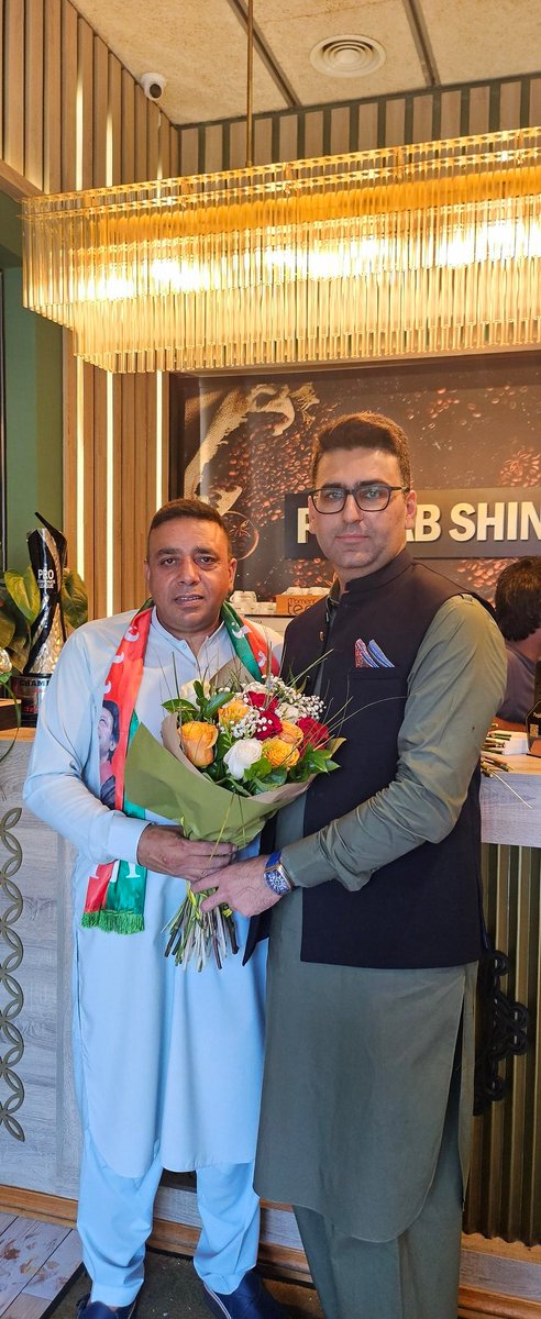 <a href="/KhawajaMAsif/">Khawaja M. Asif</a> ایک کشمیری ہونے کے ناطے سے اس تحریک کو بہت قریب سے جانتا ہوں اس کے اغراض و مقاصد حقیقی طور پر کشمیری قوم کے وہ بنیادی حقوق ہیں جن پر تقریبا آٹھ دہائیوں سے قبضہ مافیا اپنے سہولتکاروں کی مکمل آشیرباد سے مسلط ہیں-
اربوں کی مراعات کیساتھ کرپشن،رشوت،غنڈہ گردی،برادری ازم،ناانصافی اپنے