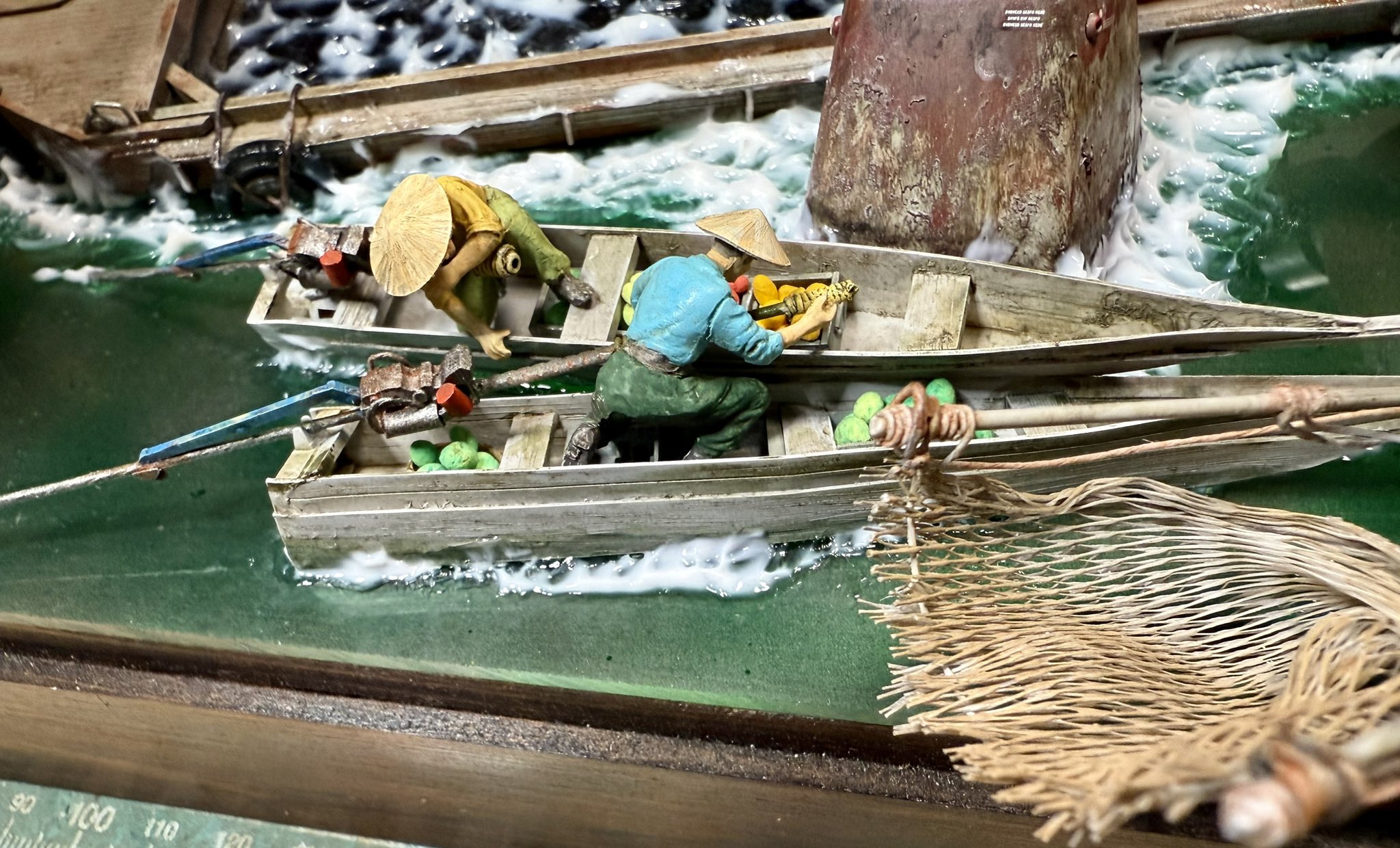 川辺の釣り人手のひらジオラマ