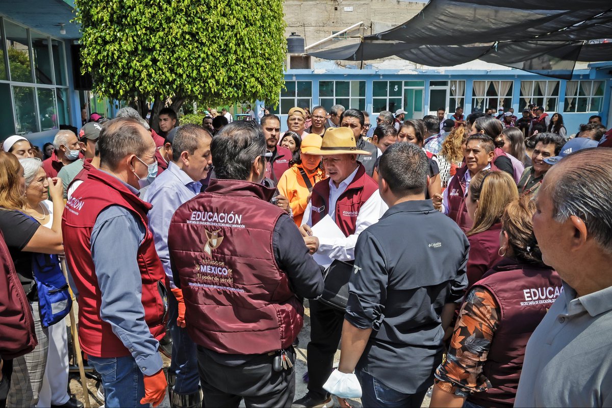 SeducEdoMex's tweet photo. 💧🧹 ¡En #Nezahualcóyotl trabajamos unidos para atender las necesidades de las escuelas afectadas por las lluvias! https://t.co/Ibd5oLul5K