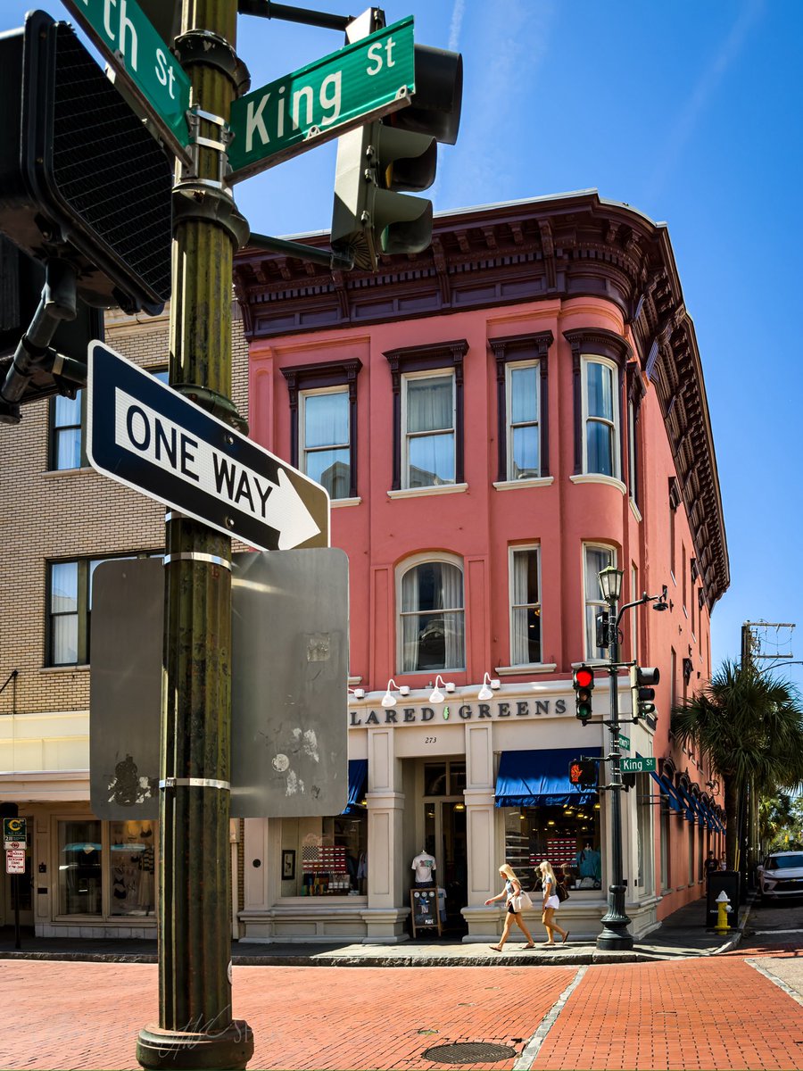 milfireguy's tweet photo. Charleston is more than pastel walls &amp; palm trees 🌴—it’s the people, motion, and everyday stories that make the city shine. 🚶‍♀️🚦🌸

📍 Charleston, SC
📸 Christopher Shaw

#Charleston #StreetPhotography #KingStreet https://t.co/6dB5dGVaTh