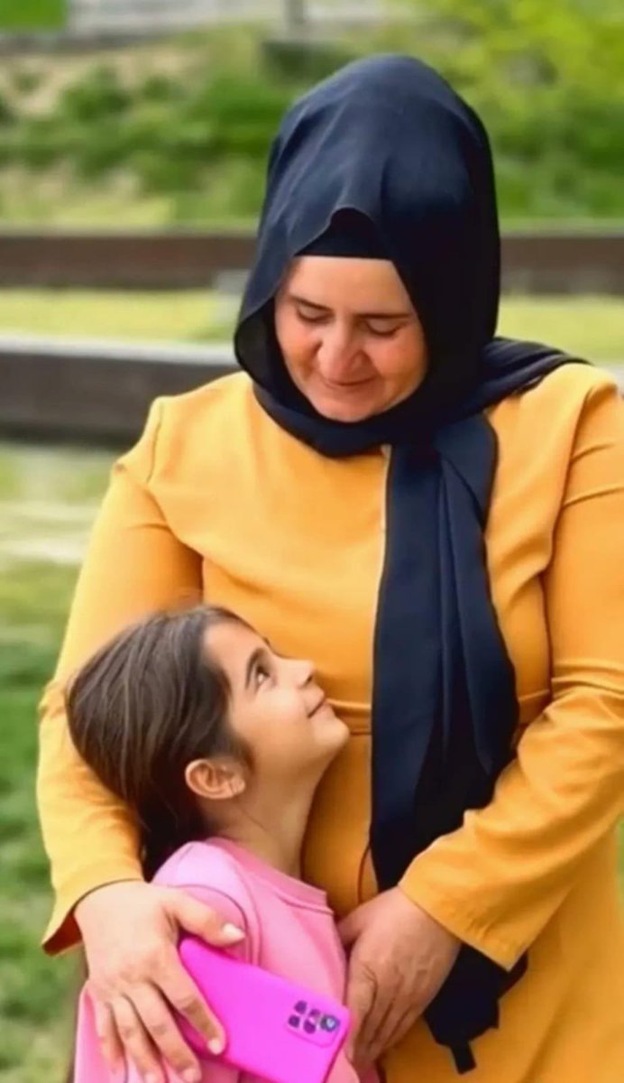 Hani ağustos sıcaktı 
Derin sularda üşüyorum Anne . 

                     BİRSEN GÜRAN .