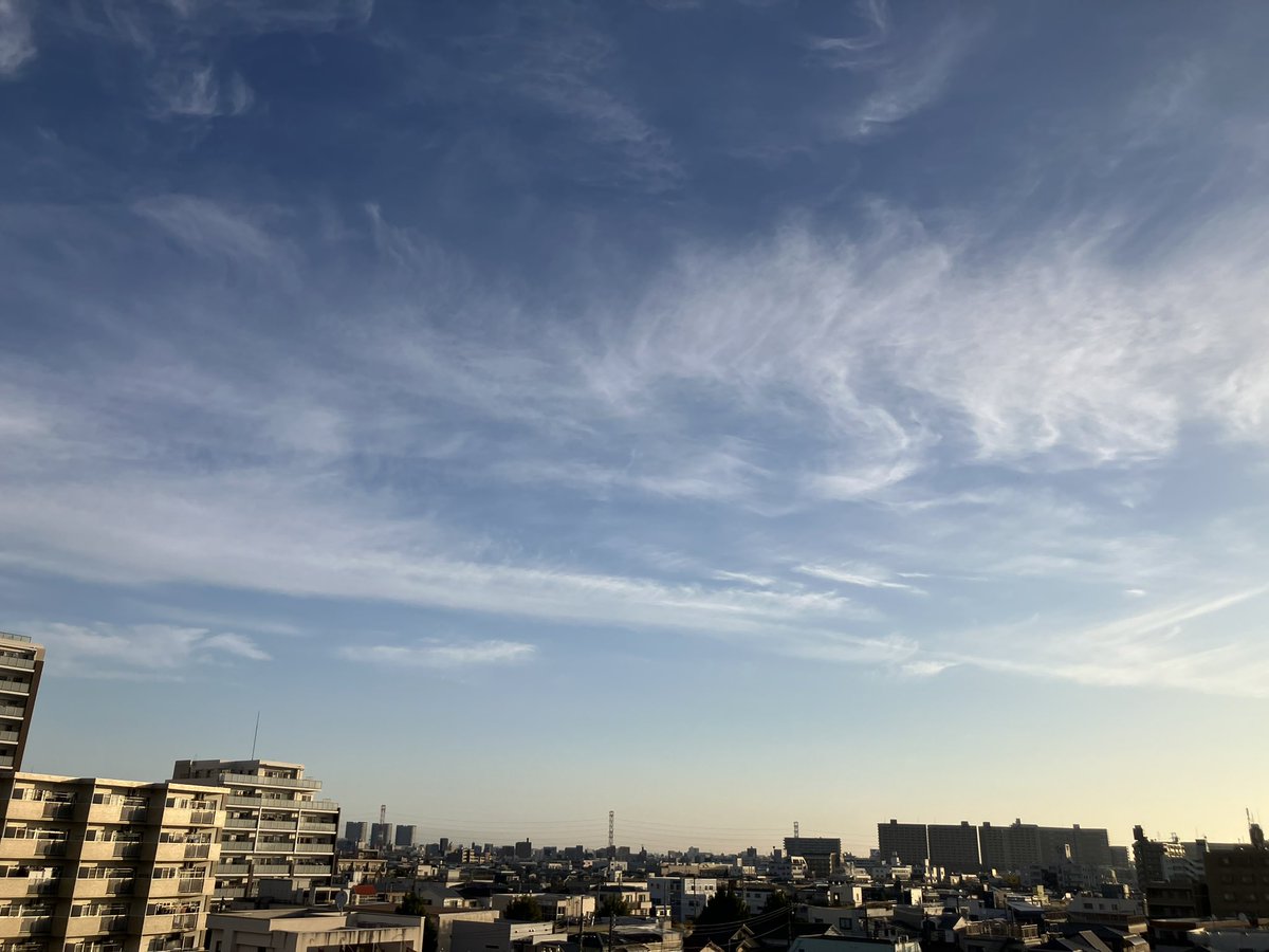 おはようございます☀️
風に流されて細長い雲が沢山ある綺麗な空です。
秋っぽく良い空です🍁🍂
最近涼しいですが、この気候がしばらく続くそうなので嬉しいです。
今日も頑張る(ง •̀_•́)ง
 #イマソラ