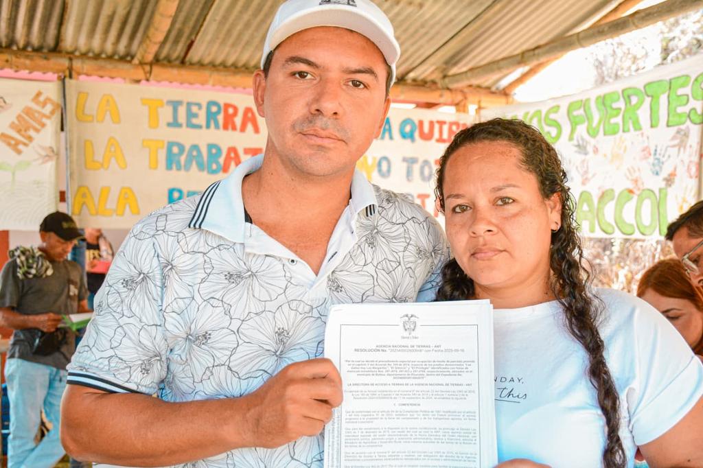 En el 2022, decenas de familias fueron desalojadas de la Hacienda Miralindo, en La Virginia, Risaralda, mientras veían cómo la fuerza pública tumbaba sus casas y cortaba sus cultivos. Desde la Agencia Nacional de Tierras las reubicamos en un predio de 45 hectáreas, en Balboa