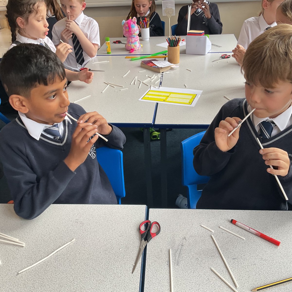 FPS_4_BStorms's tweet image. Making our pan pipes in science. Listening for high and low pitched notes. #fpsscience