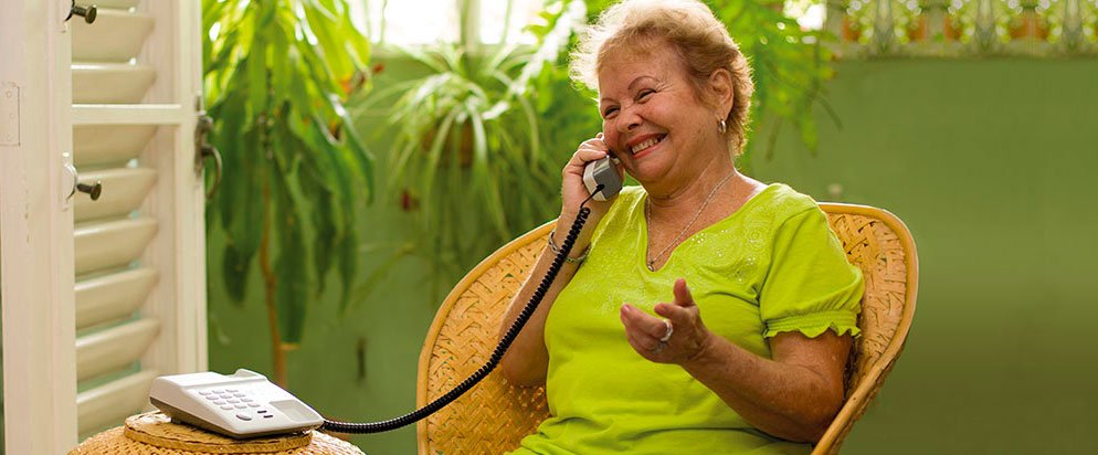 Con el servicio suplementario de Llamada en espera, podrás recibir una notificación de llamada entrante sin interrumpir la conversación establecida desde tu teléfono fijo. Actívalo : *43# Desactívalo: #43# 
También puedes hacerlo desde #ServiciosEnLínea