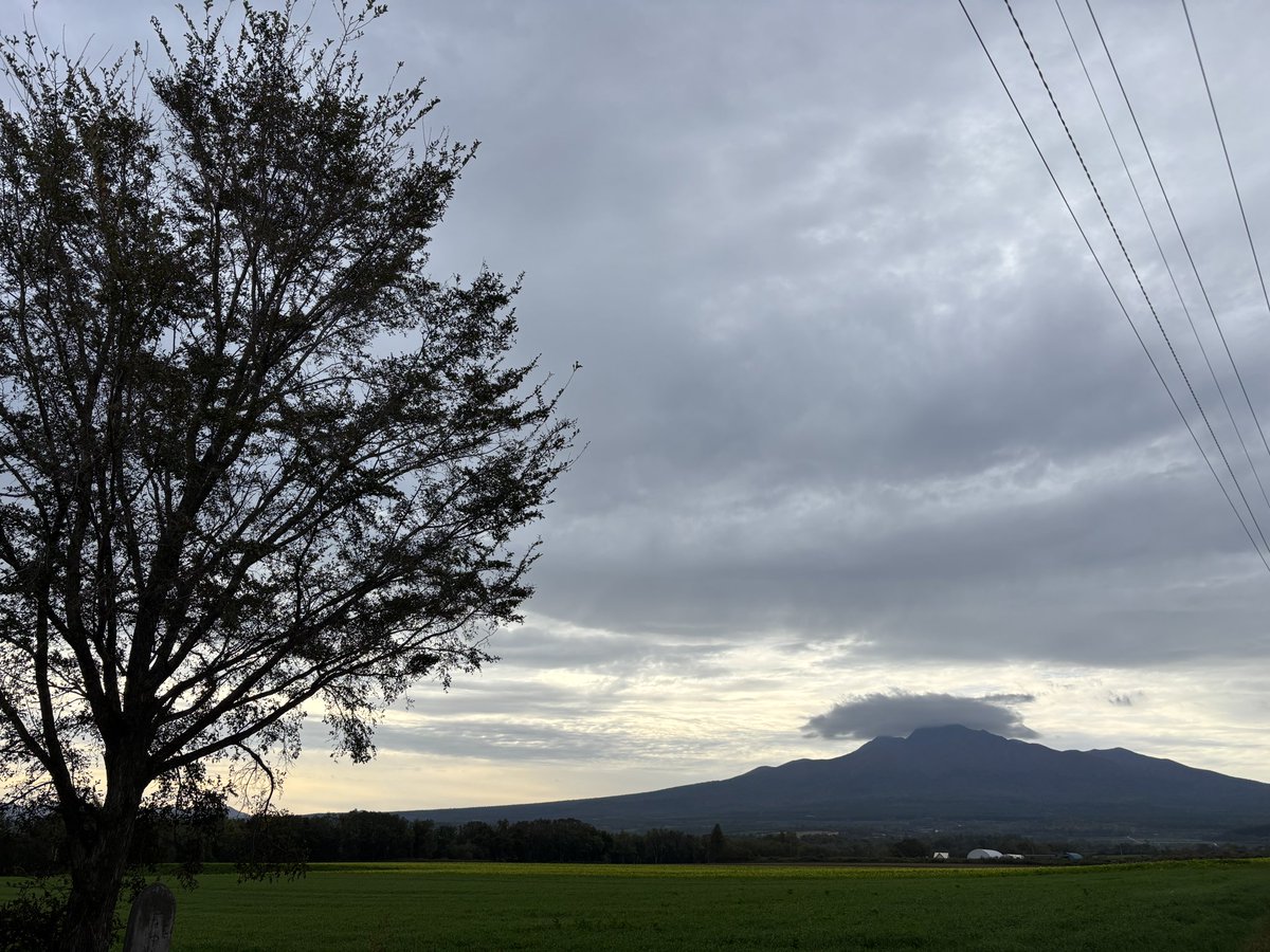 Ryuko24941520's tweet photo. 気温15℃曇り
肌寒い知床斜里の朝
最近残念な知らせが😅
町中華の老舗が
今年いっぱいで閉店するらしい
子供の頃から慣れ親しんだ食べ物屋さんが殆ど無くなって
唯一の店だったのに😭
行けるだけ食べに行くぞ🤤
今日の山と今朝の福
良き日になりますよう
福が訪れますように🙏 https://t.co/J74Cukmuof