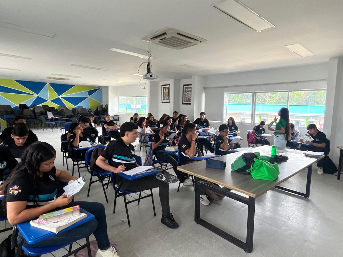 UniCecar's tweet photo. CECAR fortalece su presencia en la Región a través de visitas a instituciones educativas. Durante estos espacios, se presenta a los estudiantes información detallada sobre los programas académicos ofrecidos y la posibilidad de homologar la media técnica. https://t.co/Aty1ERgEt1