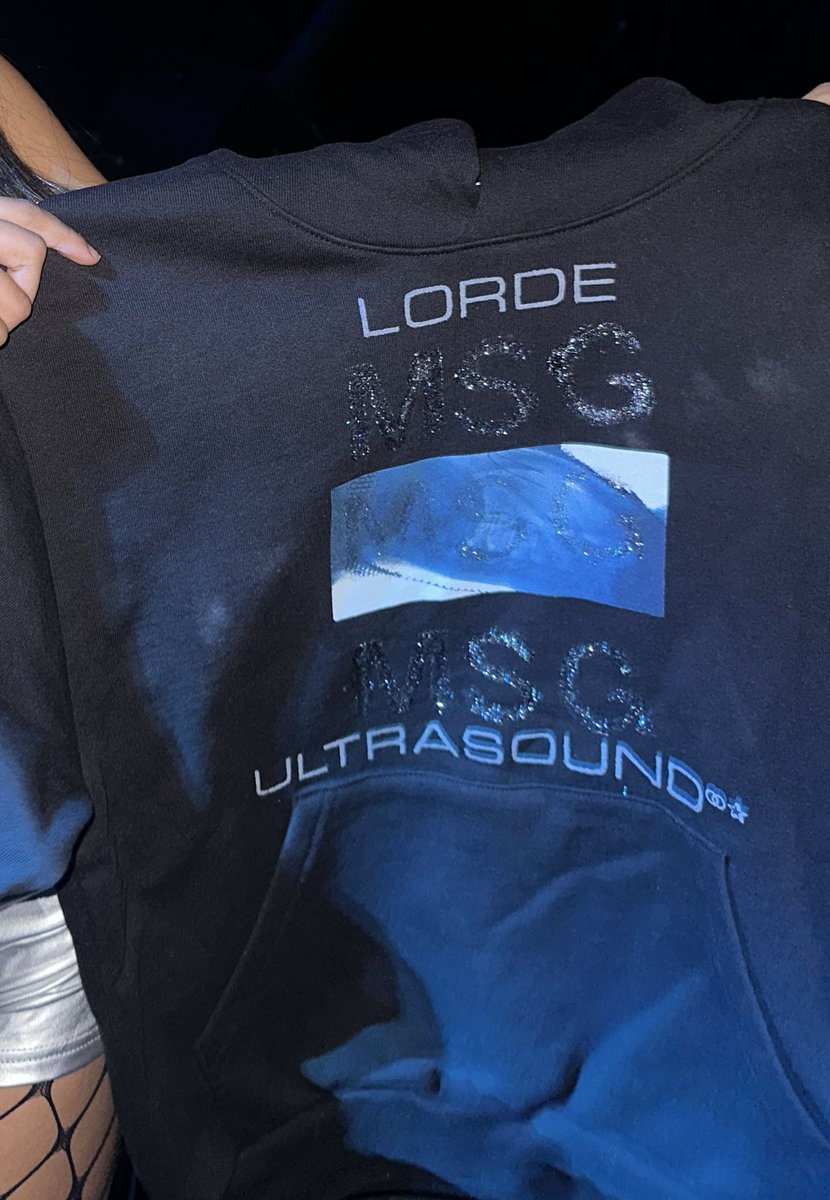 LordeUpdatesBR's tweet photo. The few first people in line for Lorde’s Madison Square Garden show got personalized sweaters from Lorde &amp; her team!!! So cool! #UltrasoundWorldTour 

via @LordeBrasil https://t.co/ebfIr2W50z