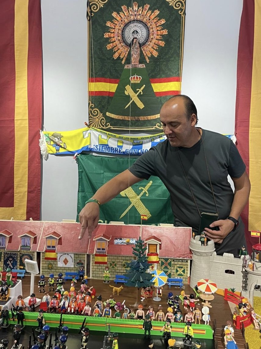 Nadie se va del todo mientras permanezca en tu corazón. Padres, hermanos, familiares, amigos, piensa en ellos un momento y estarán a tu lado, dentro de tí. Cierra los ojos, sueña y vuela junto a quien de verdad quieras, verás que no se ha ido, pese a todo, la vida es maravillosa