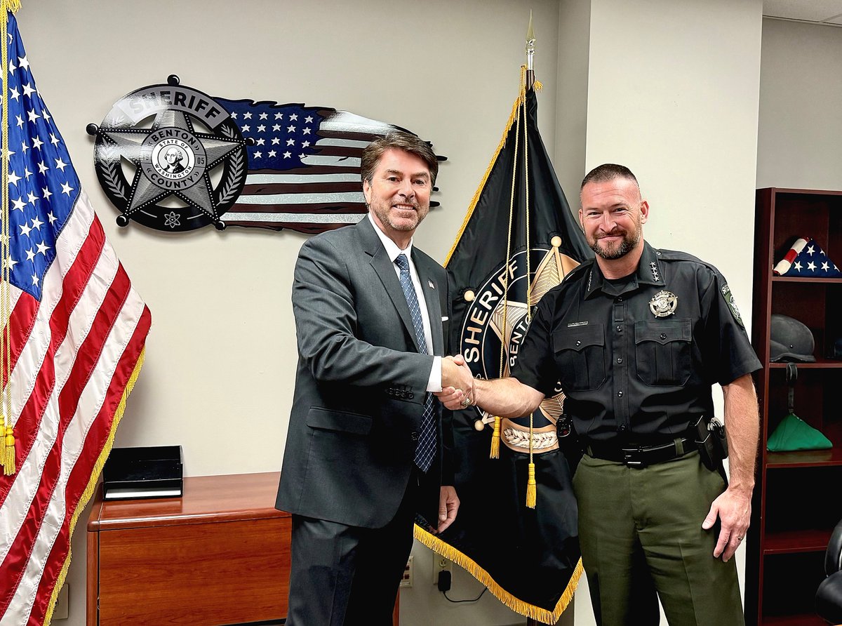 Today, the Benton County Sheriff’s Office celebrated the retirement of Sheriff Tom Croskrey and welcomed the appointment of Interim Sheriff Mike Clark. Thank you both for your service.
📷Interim Sheriff Clark was officially sworn in this morning by Commissioner Michael Alvarez.