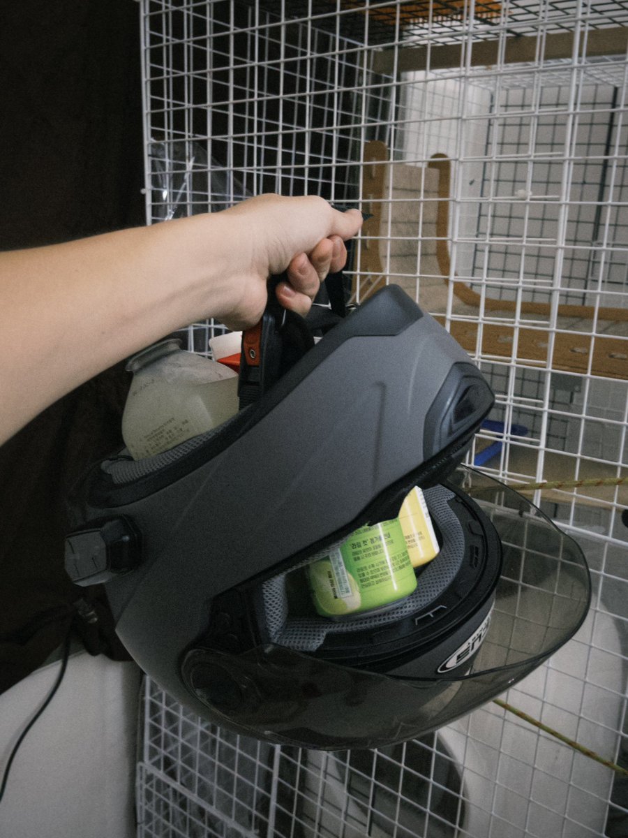 告訴我！不是只有我會把安全帽拿來當籃子！