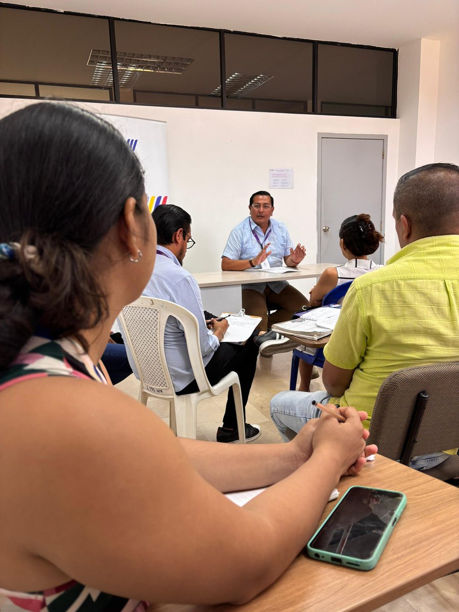 Salud_CZ8's tweet image. Nuestro coordinador zonal, @NSierraArteaga mantuvo reunión con los presidentes de los Comités Ciudadanos Locales de Salud para coordinar aspectos técnicos del II Congreso de CCLOS. Evento que tendrá el enfoque de promover hábitos saludables entre otros temas. 

#ElNuevoEcuador