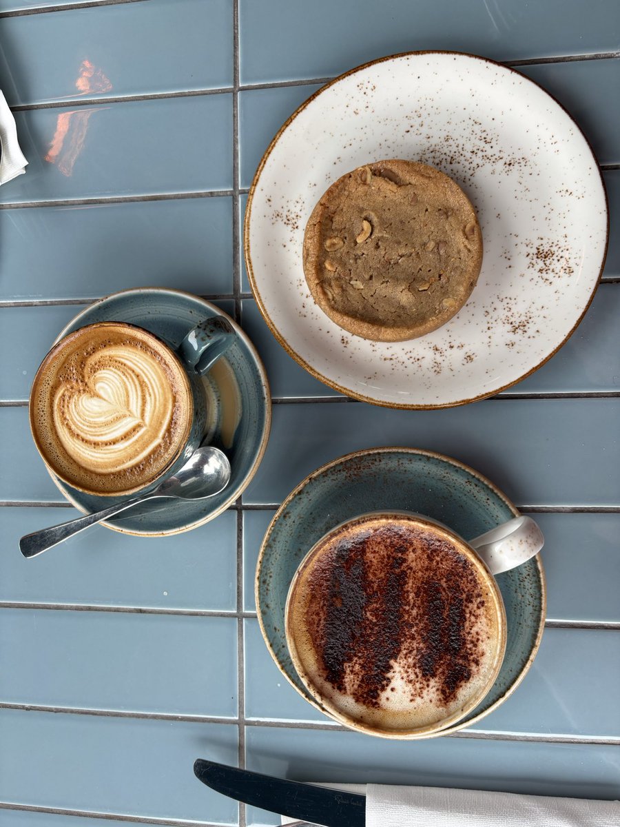 flat white, coconut cappuccino and a white chocolate and hazelnut cookie!! 🍪