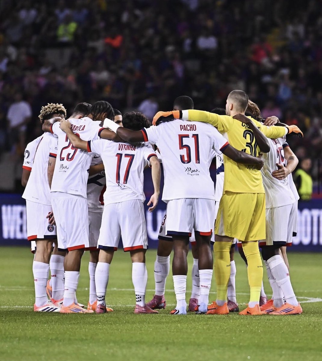📊 Lucas Chevalier contre le Barça c’est : 

🧤| 1 but encaissé (0,39 but évité/0,61) 
👋🏻| 6 relances à la main 
👊🏻| 2 renvoie des poings 
📐| 2 interventions dans la surface 
🎯| 28/34 passes réussies (82%) 
☄️| 1 dégagement 
⚽️| 42 touché de balle 

#FCBPSG | #Chevalier