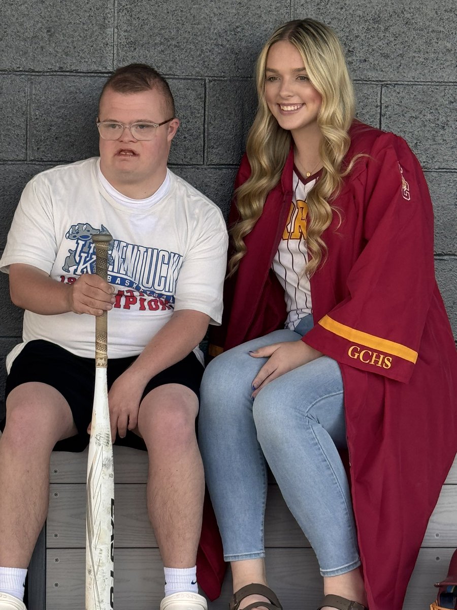 EmilyHounshell7's tweet photo. Happy Birthday to one of my favorite people! https://t.co/sGrmS43McG
