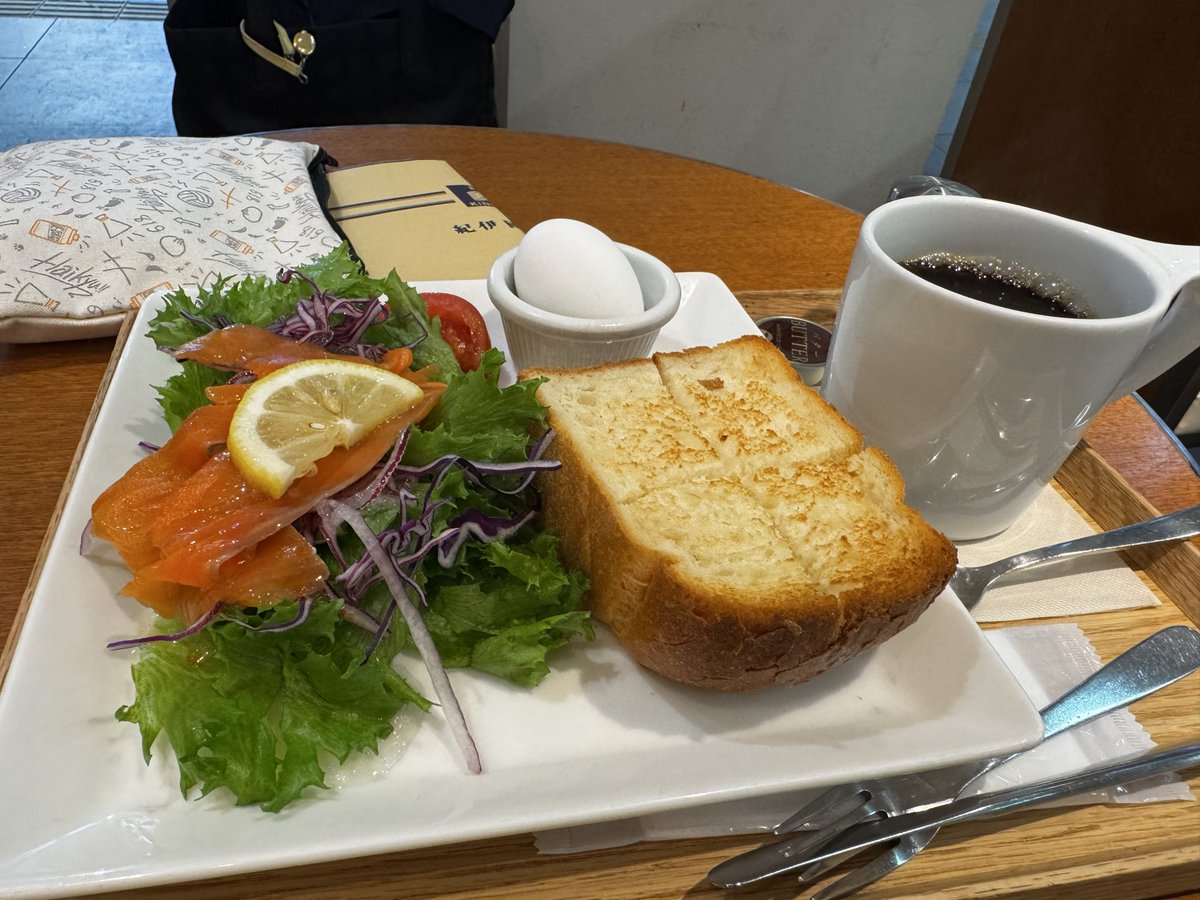 京都着いた
まだ暑いから半袖でも汗かいてます
写ってないけど、さっきまで外国人いっぱい居たよ☕️
小川コーヒーでモーニング食べてから学校に出動🏫するよーん