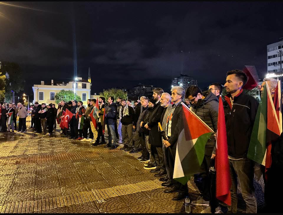 Gazze ablukasını kırmak için mücadele eden Sumud Filosuna destek için Samsun Cumhuriyet Meydanındayız. #GlobalSumudFlotilla