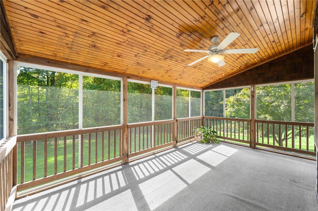 stay0693's tweet photo. 🏡17 Doire Rd, Cumberland—3 beds, 3 baths, quiet dead-end street.Enjoy a farmers porch, open kitchen, fireplace, private screened-in porch. 
Open on 10/2@5–6:30 &amp; 10/5@2-4
See more: https://t.co/q2ivDZ0kj5

#CumberlandRI #JustListed #OpenHouse #HomeForSale https://t.co/mUR1birMPt
