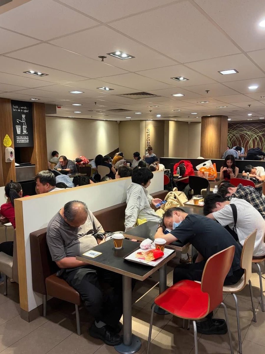 黃金週喇喂
來香港都是富貴中國人
冇佢哋坐香港麥記，香港死咗啦