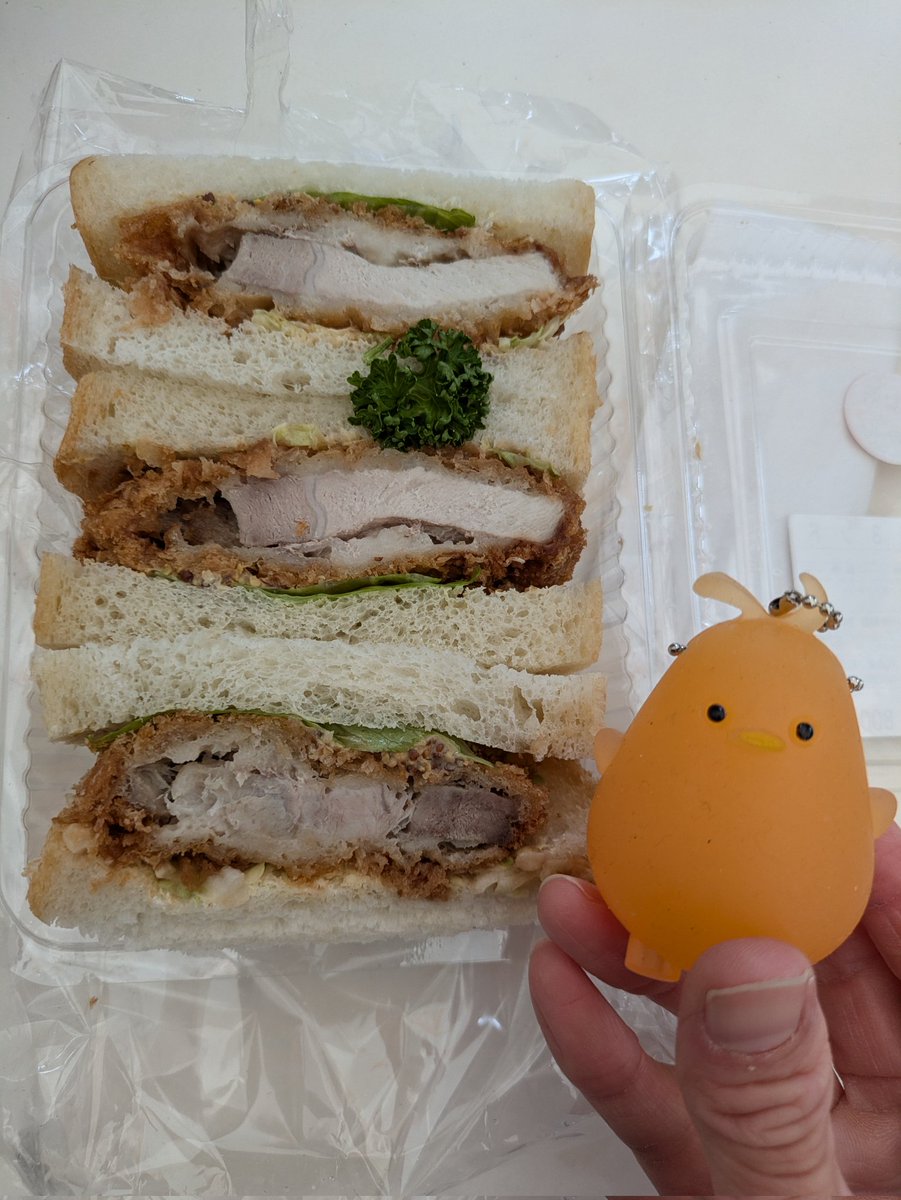 sambaka_ori's tweet image. いち押しアイスタグルメ🧡シュクールがFC東京戦から再開します✨
勝利を呼び込む応援には欠かせな一品も支度しました👊
ネーミングから気合いを感じるエビ勝つ×チリソースは相性抜群でバンスの焼きめは更に美味しさアップ🔥
勝つ点3ンドも病みつきの美味しさです👍
バックスタンド入口で待ってます🗻