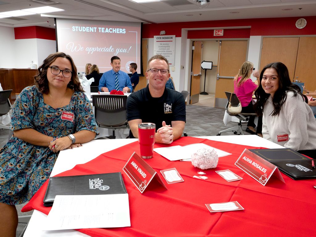 center_grove's tweet image. 🍎 This morning, Center Grove Schools held a breakfast to show our appreciation for our student teachers! Those who could attend spent time talking with our exceptional elementary principals. We look forward to seeing their continued success. 

#FutureEducators