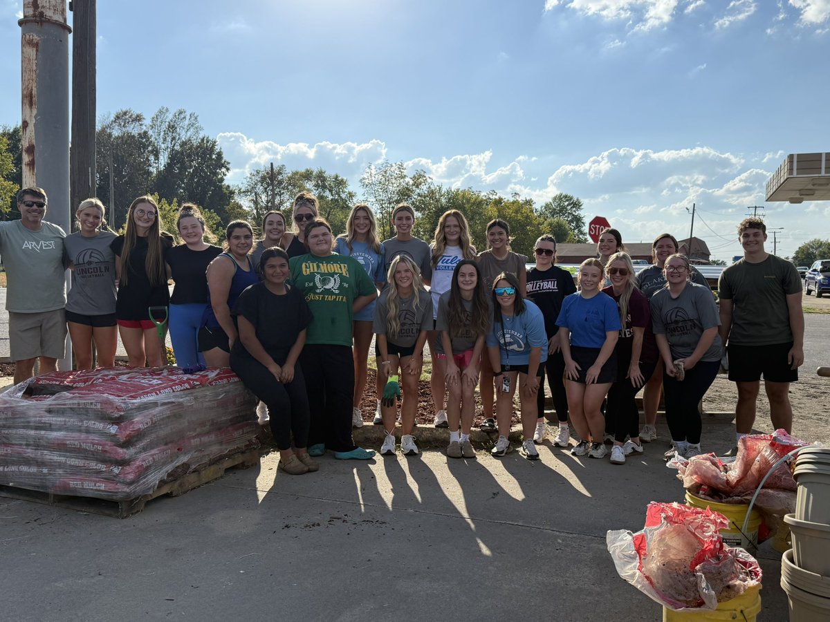LincolnWolvesVB's tweet image. SR High Lady Wolves Volleyball along with SR High Cheer worked hard this afternoon to help beautify the square for the Apple Festival this weekend! We are very thankful for the opportunity to help out in the community! Go Lady Wolves!