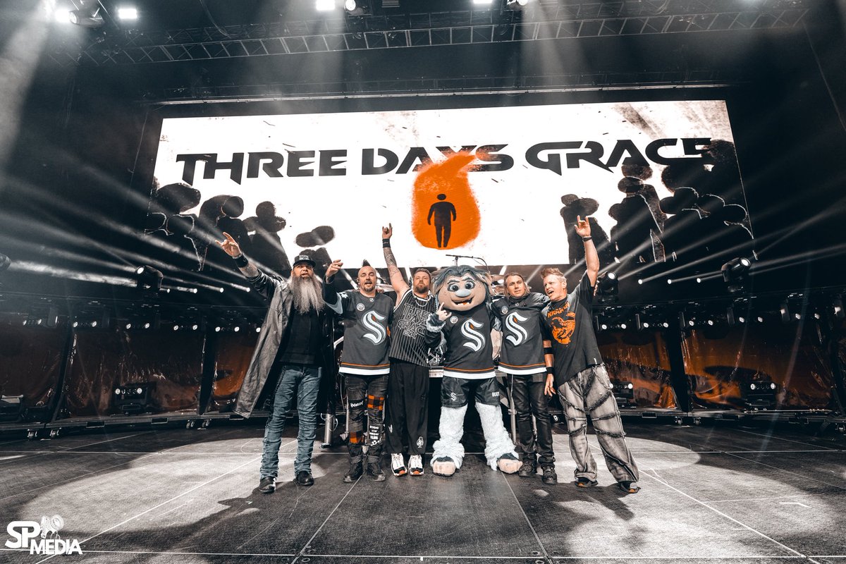 threedaysgrace's tweet image. Seattle was insane last night!! 🥊🤘🤘

We’re SO ready to do it all over again in Ridgefield tonight 🔥

📷 @SPMediaAZ 

#ThreeDaysGrace #BreakingBenjamin #ReturnToDust #Seattle #Washington #USA