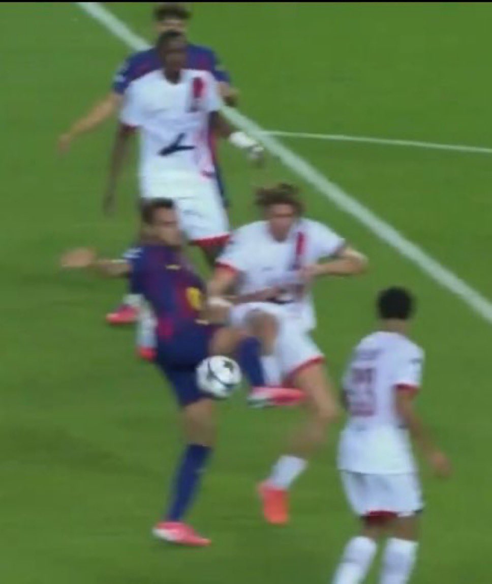 CuentaMister's tweet photo. Las diferencias en la ROBOS LEAGUE, son muy fáciles de comprender. Mientras a unos cuando se quedan con 10 a falta de 10 minutos con 1-1, les inventan un penal a favor para regalarles la victoria vs Marsella, a otros en nuestro mejor momento del partido, nos roban un penal para ponernos 2-0 que nos hubiera dado mucha moral y facilitaría la gestión del partido, hacerles correr y llegar mucho mejor al final del partido.

Mientras a unos de Qatar cuando van perdiendo 4-2 y siendo PEORES 11 vs 11 les señalan una falta de Araujo dejando al Barça con 10 en el minuto 27... a otros, de nuevo en el mejor momento del Barça en la 2ª parte con 1-1, no expulsan a Nuno Mendes a pesar de ser clarísima y de que teniendo amarilla ya había hecho dos faltas más antes.

En la igualdad, deciden los detalles. Pretender ganar siempre solo "por tu calidad" es algo que por supuesto el equipo debe exigirse pues es la única razón por la que pudimos ganar las 5 Robos League que tenemos, pero en una competición que se va a decidir en partidos de 90-210 minutos con un margen de error tan pequeño y equipos igualados, es RIDÍCULO no darse cuenta de que EN LA IGUALDAD SE IMPONEN LOS DETALLES, Y ESTOS DETALLES DEJAN CLARO que donde a mí no me dan un penal a ti sí, y donde a ti no te sacan roja a mí sí.

Es la diferencia, y quien no quiera entender esto, pues seguirá toda la vida repitiendo los mantras de la caverna creyéndose que así está siendo "objetivo" cuando obviamente no solo no estás siendo objetivo, sino que estás demostrando un gran desconocimiento de este deporte y de las competiciones de eliminatorias...