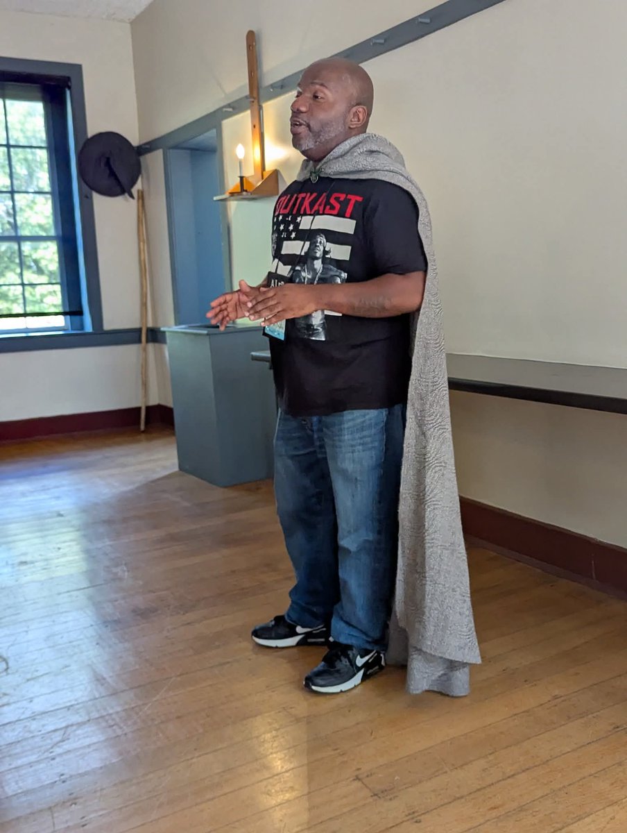 My first small step into cosplay 🤣 I was hoping my Elven cloak would hide me😬