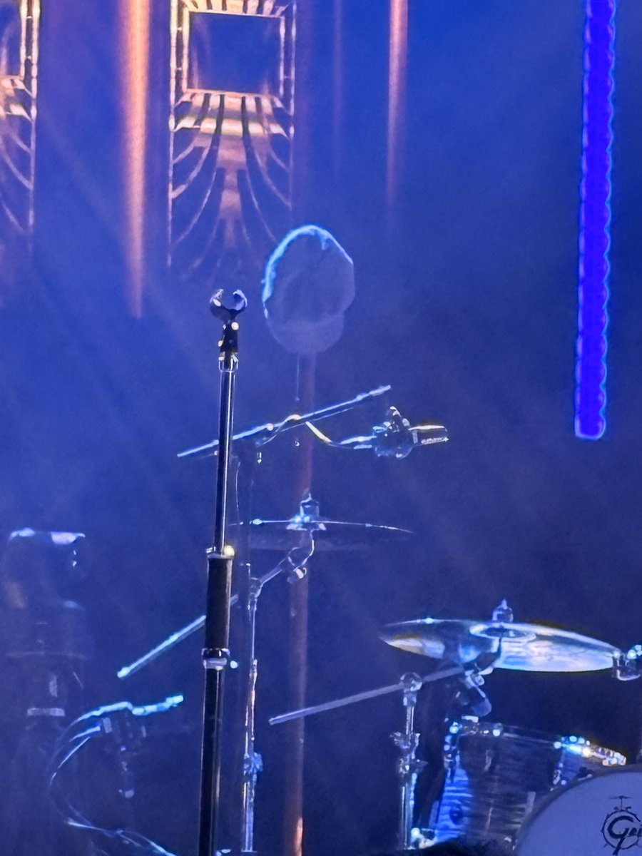 helenlund's tweet photo. After every @deaconbluemusic gig I post on here whether I’m team Ricky or team Lorraine depending on which vocals I go with. Tonight I was definitely team James Prime. 😇 @DougieVipond https://t.co/l61wKdBzYr