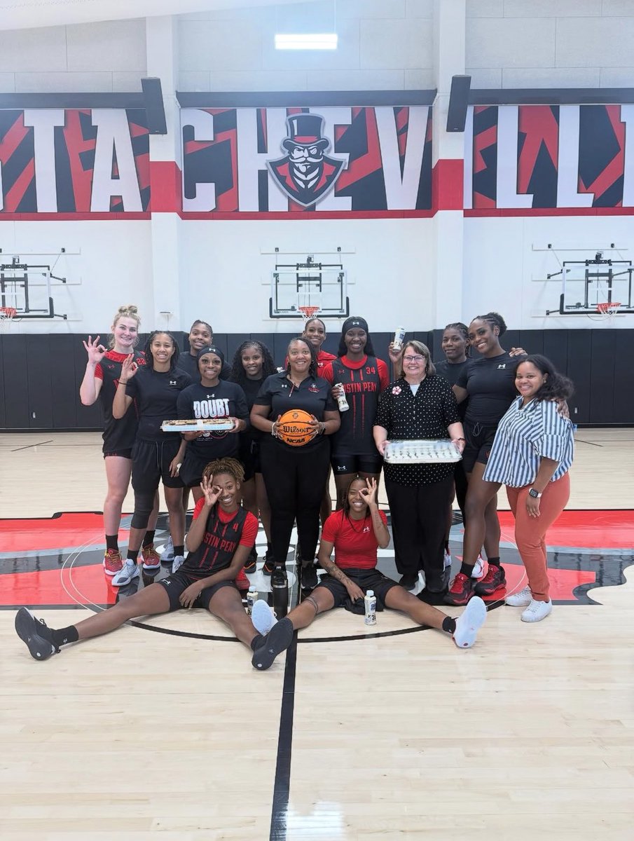 Special guest at practice today with a special treat 🍪

• Kirsten Licari - Austin Peay’s First Lady 
• Terressa Session - Business Assistant 
• Toni-Ann Derby - Sr. Associate Director of Athletics, Chief of Staff 

#Letsgopeay #Alignment