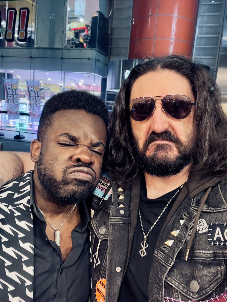 LittleVMills's tweet image. Ran into @alex_moukala in Tokyo last night! 🤘