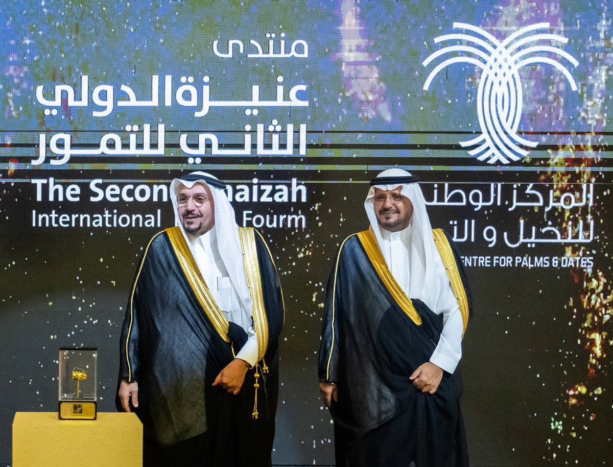 f_alsaeeri's tweet photo. تحت رعاية صاحب السمو الملكي الأمير الدكتور فيصل بن مشعل بن سعود بن عبدالعزيز آل سعود أمير منطقة القصيم سعدت بالحضور والمشاركة في منتدى التمور الدولي الثاني الذي نظمته يوم أمس #غرفة_عنيزة بالتعاون مع المركز الوطني للنخيل و التمور 
حيث كان حدثاً اقتصادياً هام يصب في تعزيز دور التمور كأحد المنتجات الغير نفطية الهامة والتي يُعول عليها الكثير وتنفذه بكل اقتدار غرفة عنيزة وطاقمها المميز.
وقد سعدت بزيارة عدد من المواقع الجميلة في المحافظة منها جادة النخيل  برفقة الزملاء الامناء
بتنسيق من الزميل المستشار الإعلامي خالد الروقي الذي قدم لنا مشكوراً تعريفاً سياحياً ومجتمعياً عن #عنيزة وماتتمتع به من مقومات ومزايا نسبية أهلتها لأن تكون بهذا القدر الكبير من التميز .

شكراً لكم أهالي عنيزة الكرام ودمتم متألقين.