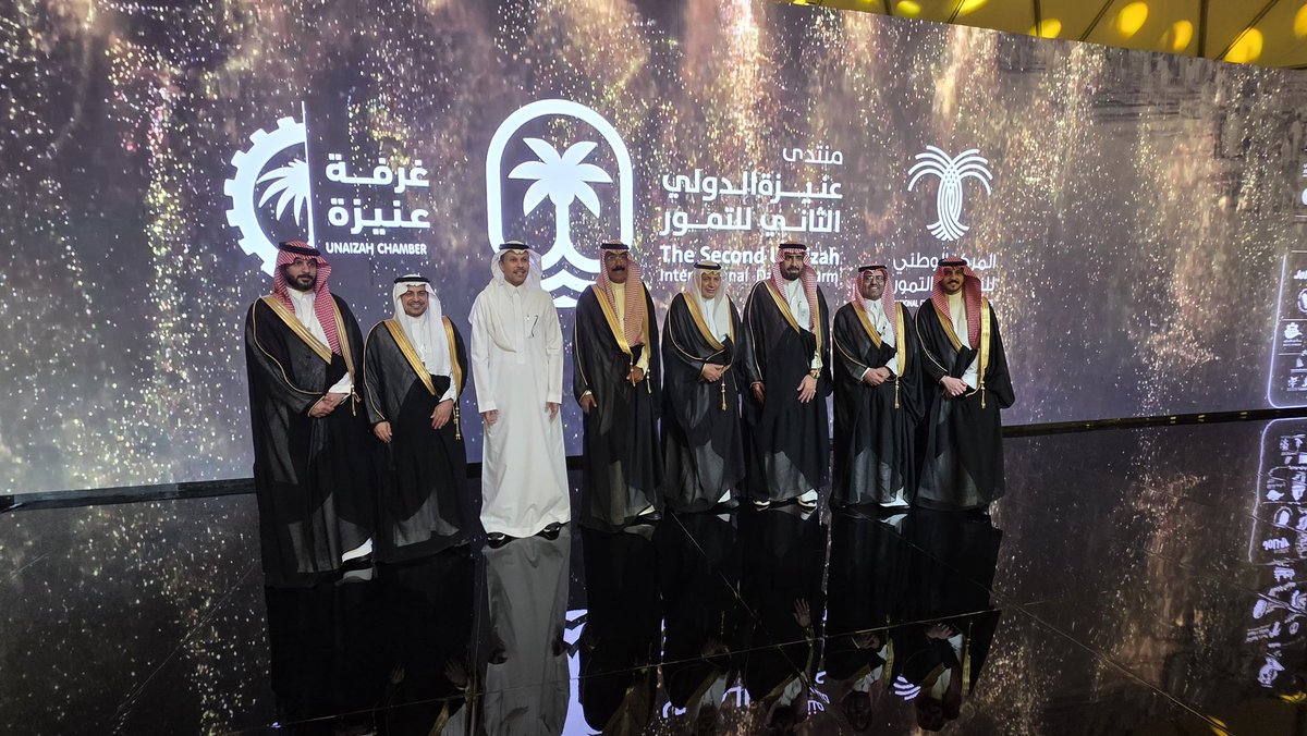 f_alsaeeri's tweet photo. تحت رعاية صاحب السمو الملكي الأمير الدكتور فيصل بن مشعل بن سعود بن عبدالعزيز آل سعود أمير منطقة القصيم سعدت بالحضور والمشاركة في منتدى التمور الدولي الثاني الذي نظمته يوم أمس #غرفة_عنيزة بالتعاون مع المركز الوطني للنخيل و التمور 
حيث كان حدثاً اقتصادياً هام يصب في تعزيز دور التمور كأحد المنتجات الغير نفطية الهامة والتي يُعول عليها الكثير وتنفذه بكل اقتدار غرفة عنيزة وطاقمها المميز.
وقد سعدت بزيارة عدد من المواقع الجميلة في المحافظة منها جادة النخيل  برفقة الزملاء الامناء
بتنسيق من الزميل المستشار الإعلامي خالد الروقي الذي قدم لنا مشكوراً تعريفاً سياحياً ومجتمعياً عن #عنيزة وماتتمتع به من مقومات ومزايا نسبية أهلتها لأن تكون بهذا القدر الكبير من التميز .

شكراً لكم أهالي عنيزة الكرام ودمتم متألقين.