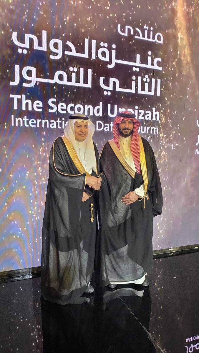 f_alsaeeri's tweet photo. تحت رعاية صاحب السمو الملكي الأمير الدكتور فيصل بن مشعل بن سعود بن عبدالعزيز آل سعود أمير منطقة القصيم سعدت بالحضور والمشاركة في منتدى التمور الدولي الثاني الذي نظمته يوم أمس #غرفة_عنيزة بالتعاون مع المركز الوطني للنخيل و التمور 
حيث كان حدثاً اقتصادياً هام يصب في تعزيز دور التمور كأحد المنتجات الغير نفطية الهامة والتي يُعول عليها الكثير وتنفذه بكل اقتدار غرفة عنيزة وطاقمها المميز.
وقد سعدت بزيارة عدد من المواقع الجميلة في المحافظة منها جادة النخيل  برفقة الزملاء الامناء
بتنسيق من الزميل المستشار الإعلامي خالد الروقي الذي قدم لنا مشكوراً تعريفاً سياحياً ومجتمعياً عن #عنيزة وماتتمتع به من مقومات ومزايا نسبية أهلتها لأن تكون بهذا القدر الكبير من التميز .

شكراً لكم أهالي عنيزة الكرام ودمتم متألقين.