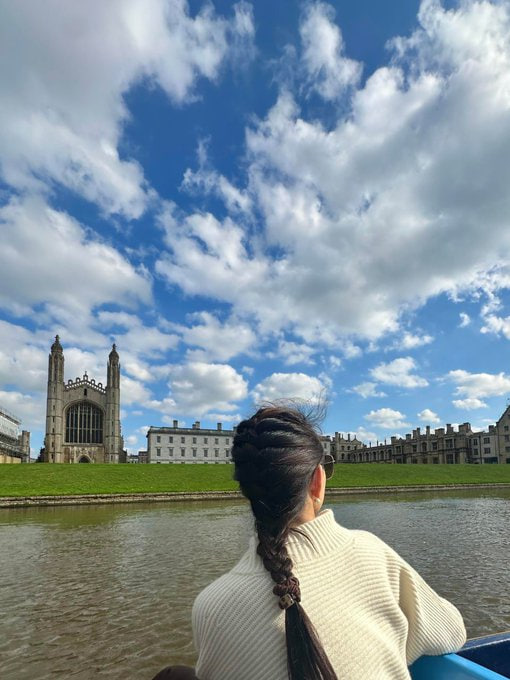 isabelle16554's tweet image. Embracing the serenity of the water while gazing at the architecture against a moody sky 🌧🚤