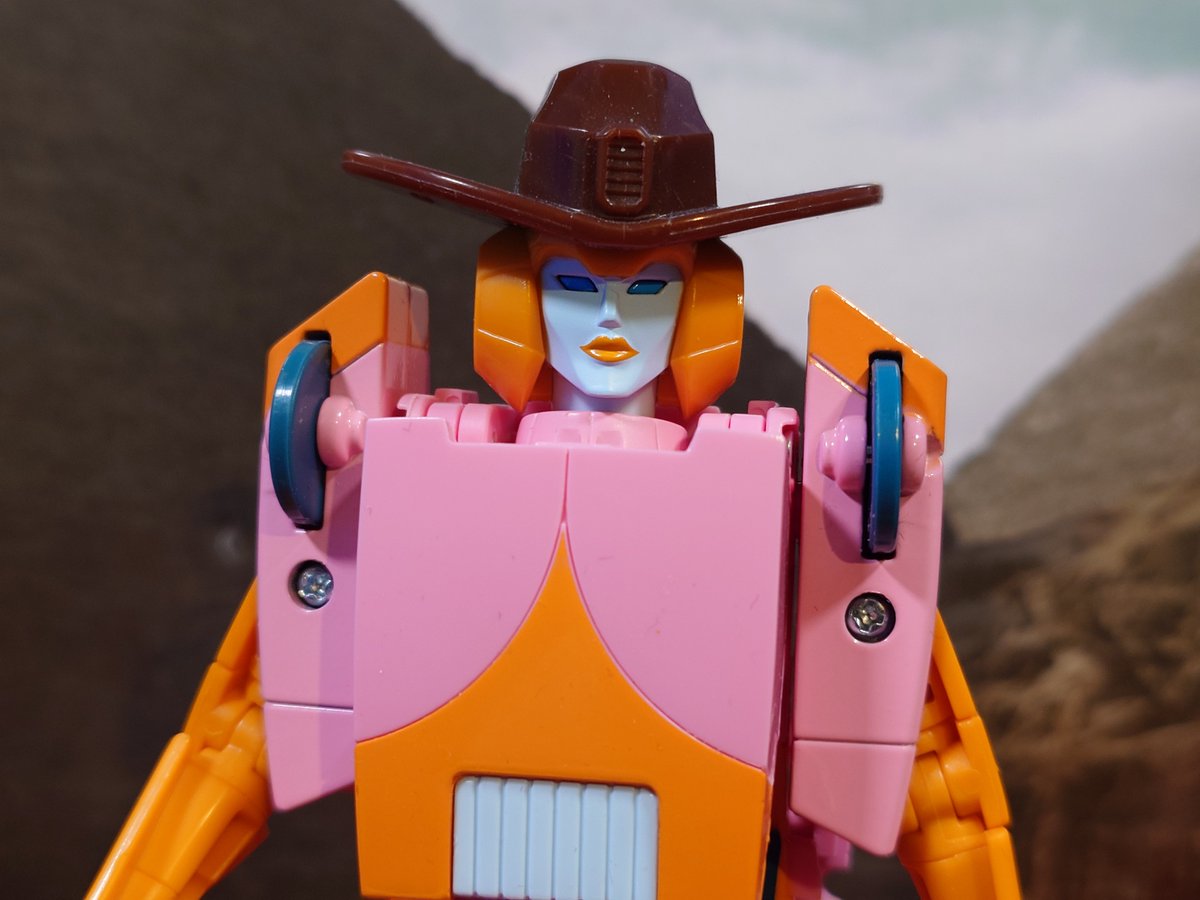 WildwheelsHat's tweet image. Can Missing Link Prototype Version Arcee wear Wildwheel's Hat?
She's waited 39 years for her chance to shine and shine she does. Pure voguing it up with that steely face sculpt. What an 80s style icon!