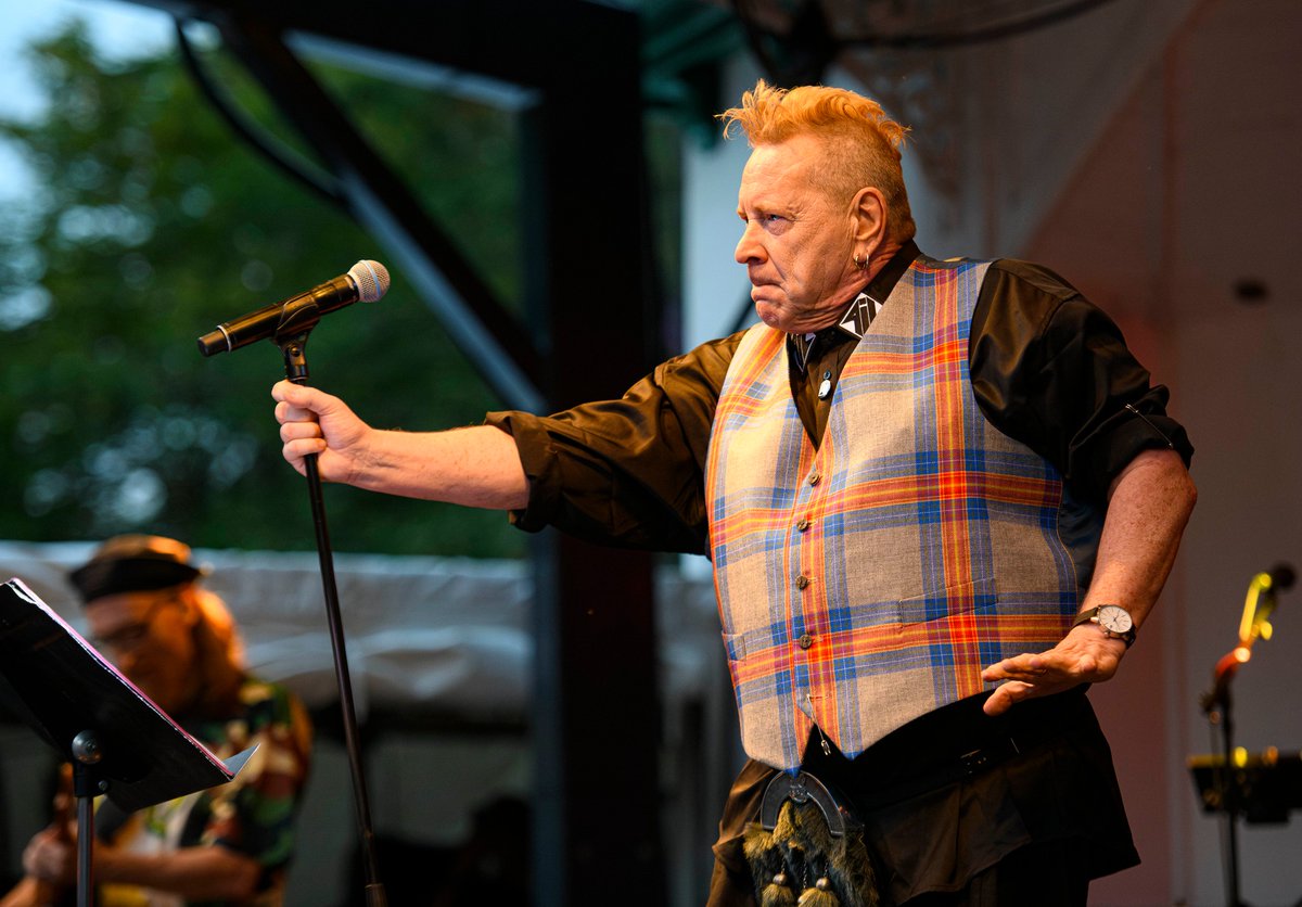 Public Image Limited, la banda de post punk comandada por el legendario John Lydon, han anunciado una nueva gira que llegará a México para el 2026, precisamente el 19 de abril en el Auditorio BB.

warp.la/public-image-l…