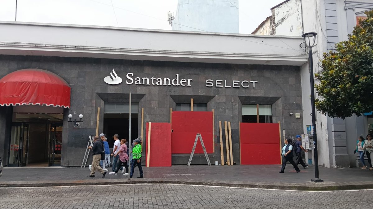 🔴 #Entérate || Previo a la marcha del 2 de Octubre, comenzaron a colocar tablones de protección en edificios privados y publicos para evitar que sean vandalizados.